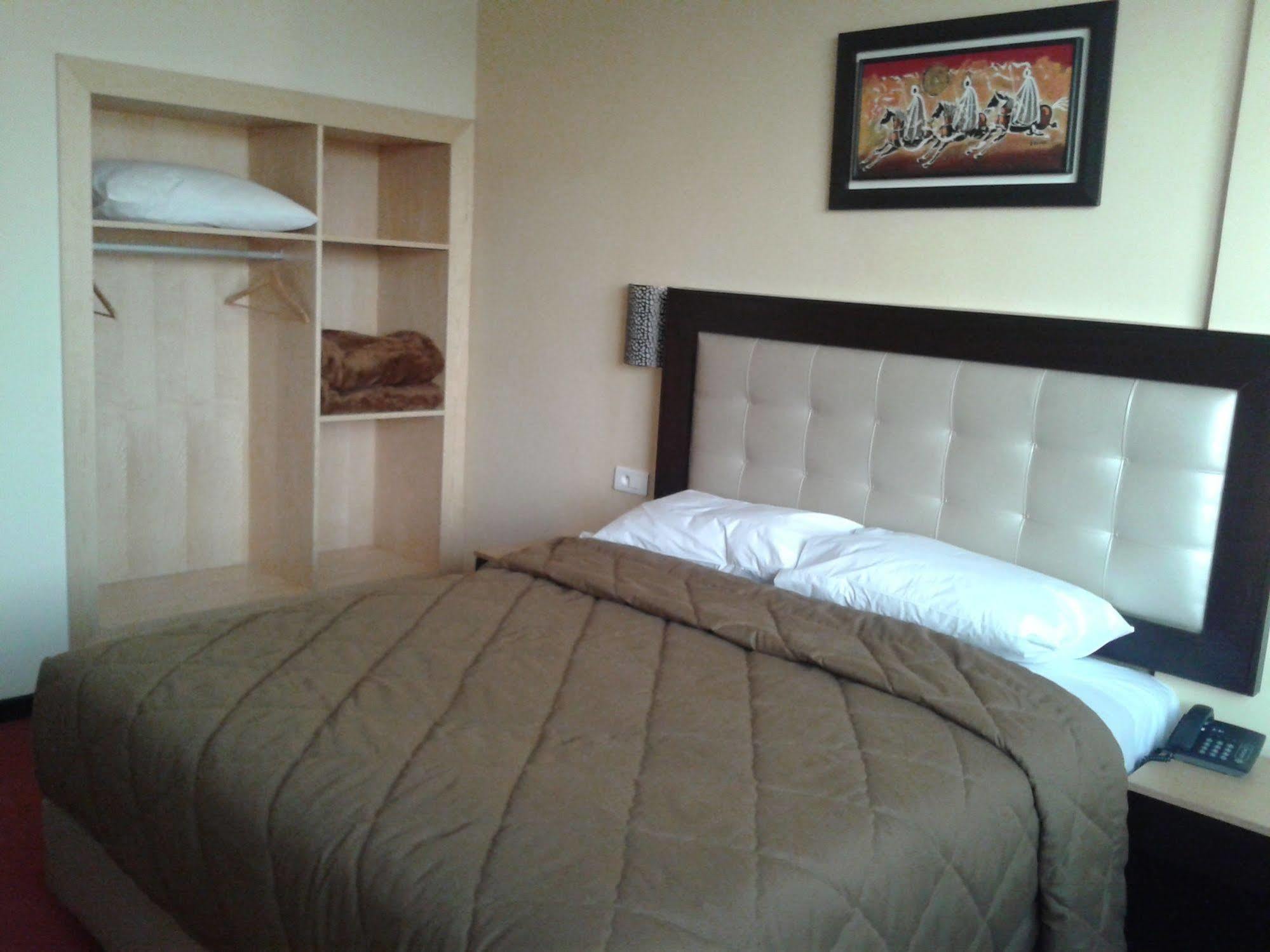 Al Akhawayn Hotel Oujda Ngoại thất bức ảnh
